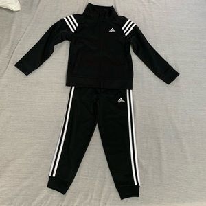 Adidas track suit size 5 little kids.